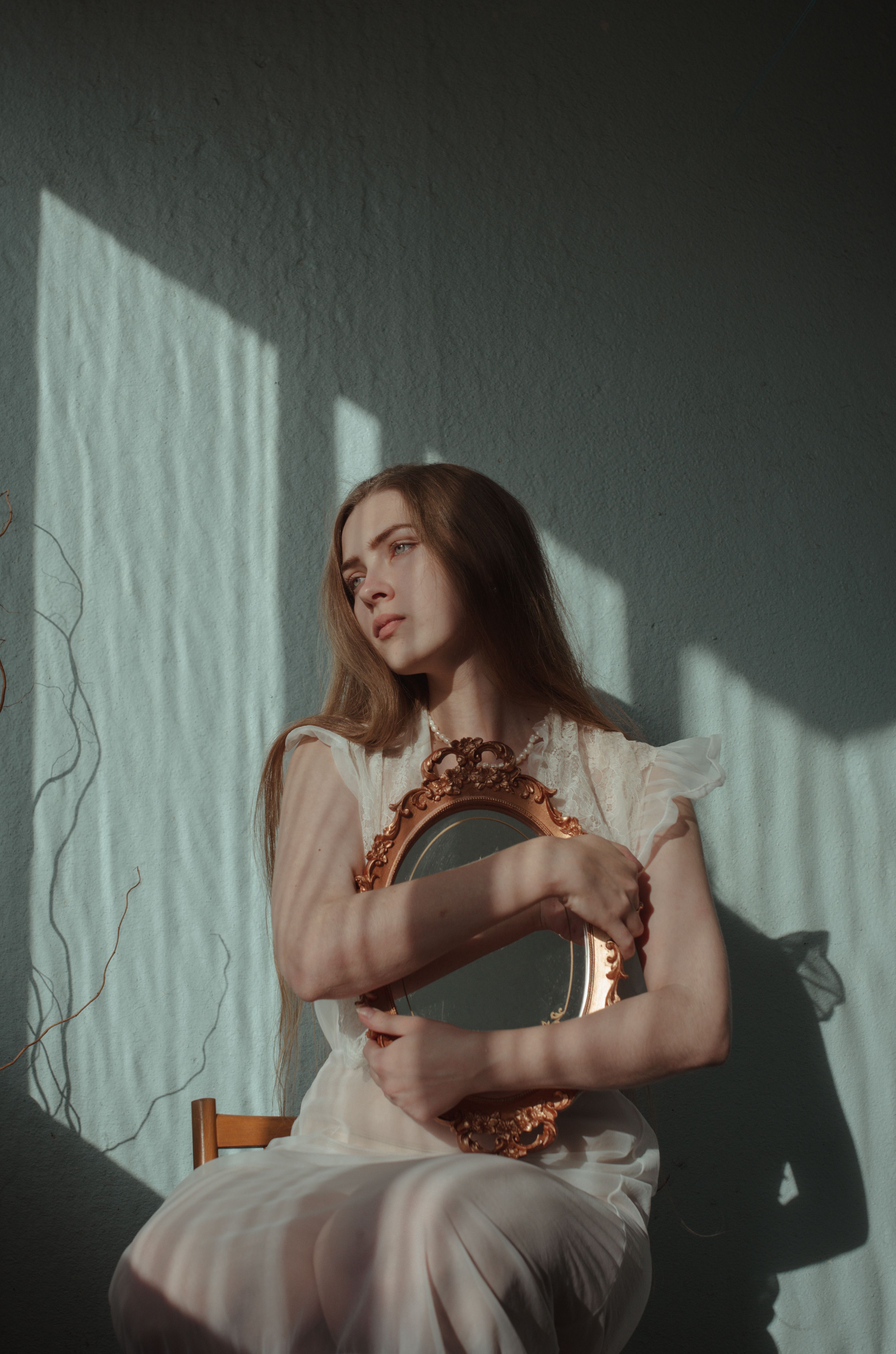 A woman hugging a decorative mirror | Source: Pexels