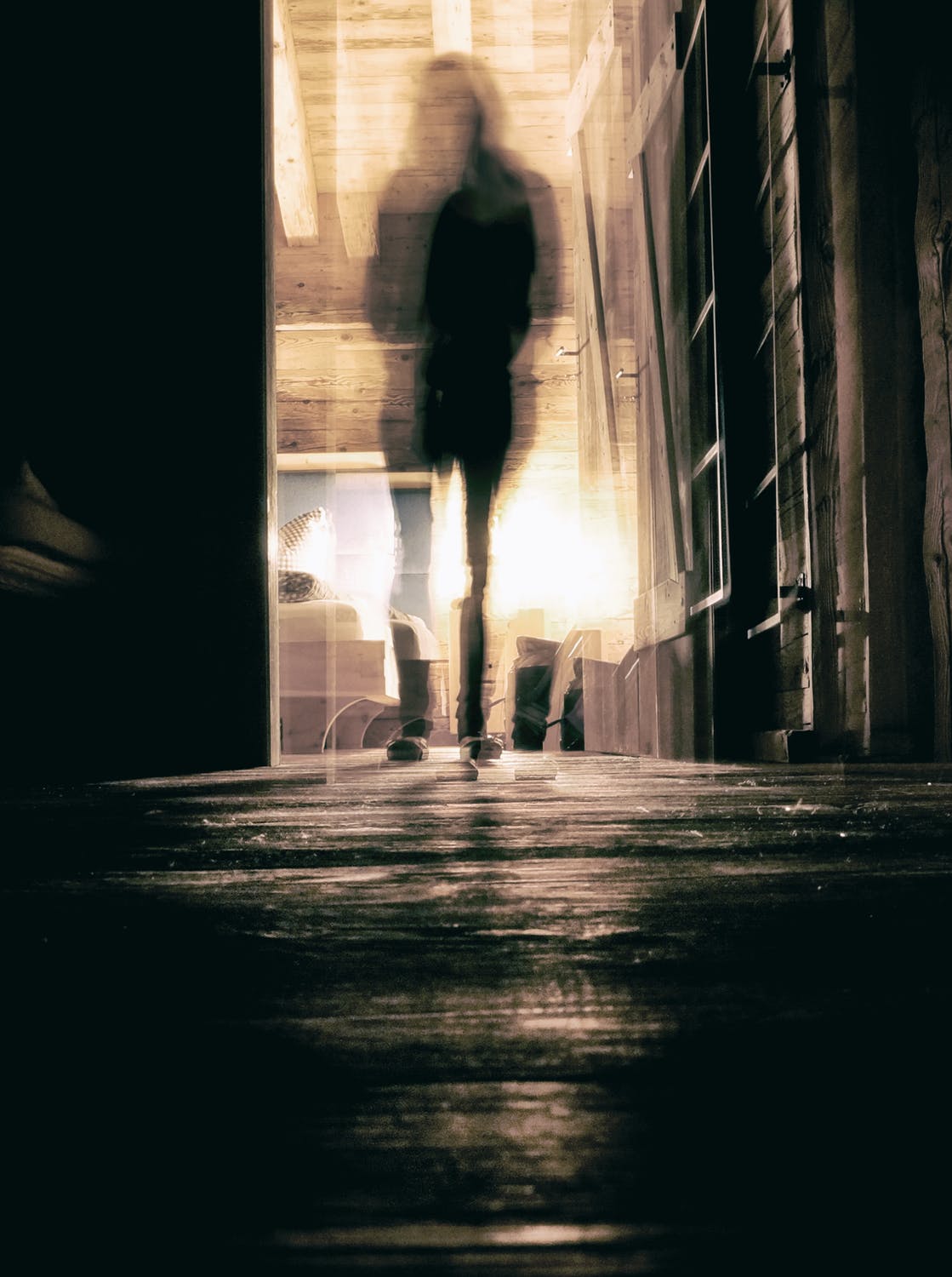Silueta de mujer en pasillo.| Imagen: Pexels Silueta de mujer en pasillo.| Imagen: Pexels
