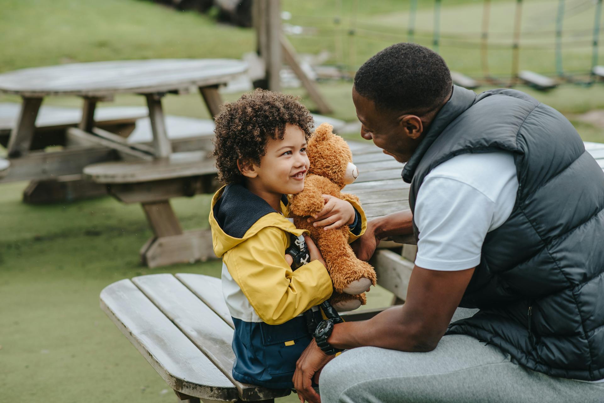 A father talking to his little son in the playground | Source: Pexels