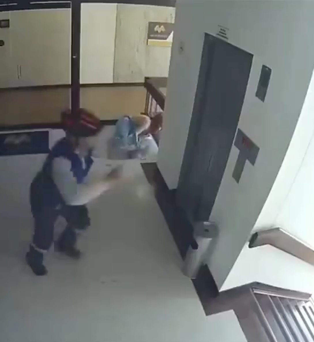 Die Mama versucht, ihren Sohn zu fangen, während ein anderer Mann in die untere Etage rennt, um ihn zu fangen. | Quelle: Instagram.com/fatherly