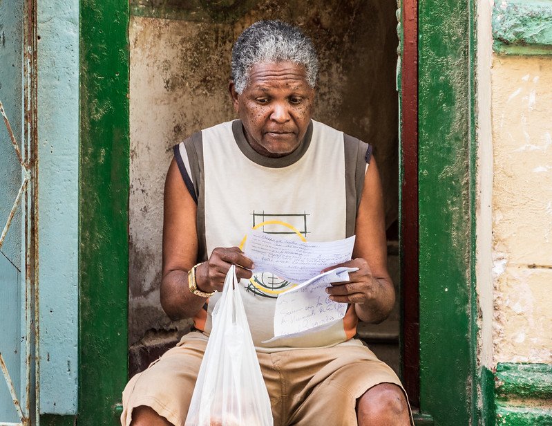 Man reading a letter. | Photo: Flickr
