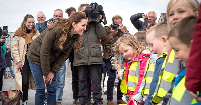 Kate Middleton talking to young children outside the European Marine Energy Center, 2021, Orkney, Scotland. | Photo: Getty Images