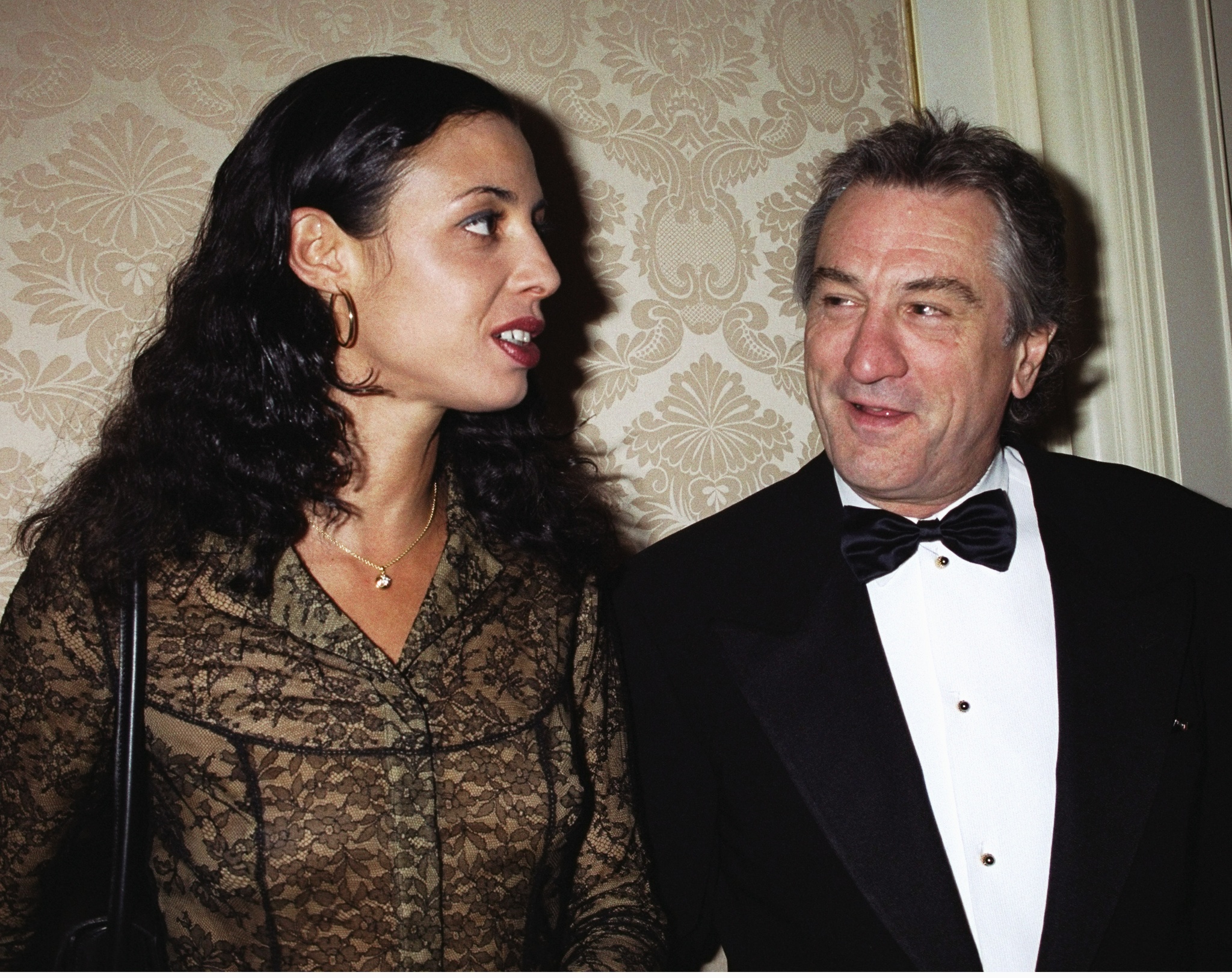 Robert De Niro y su hija Drena asisten a la cena del Museo de la Imagen en Movimiento en honor de la productora cinematográfica Jane Rosenthal en el Hotel St. Regis, el 1 de enero de 2000. | Foto: Getty Images