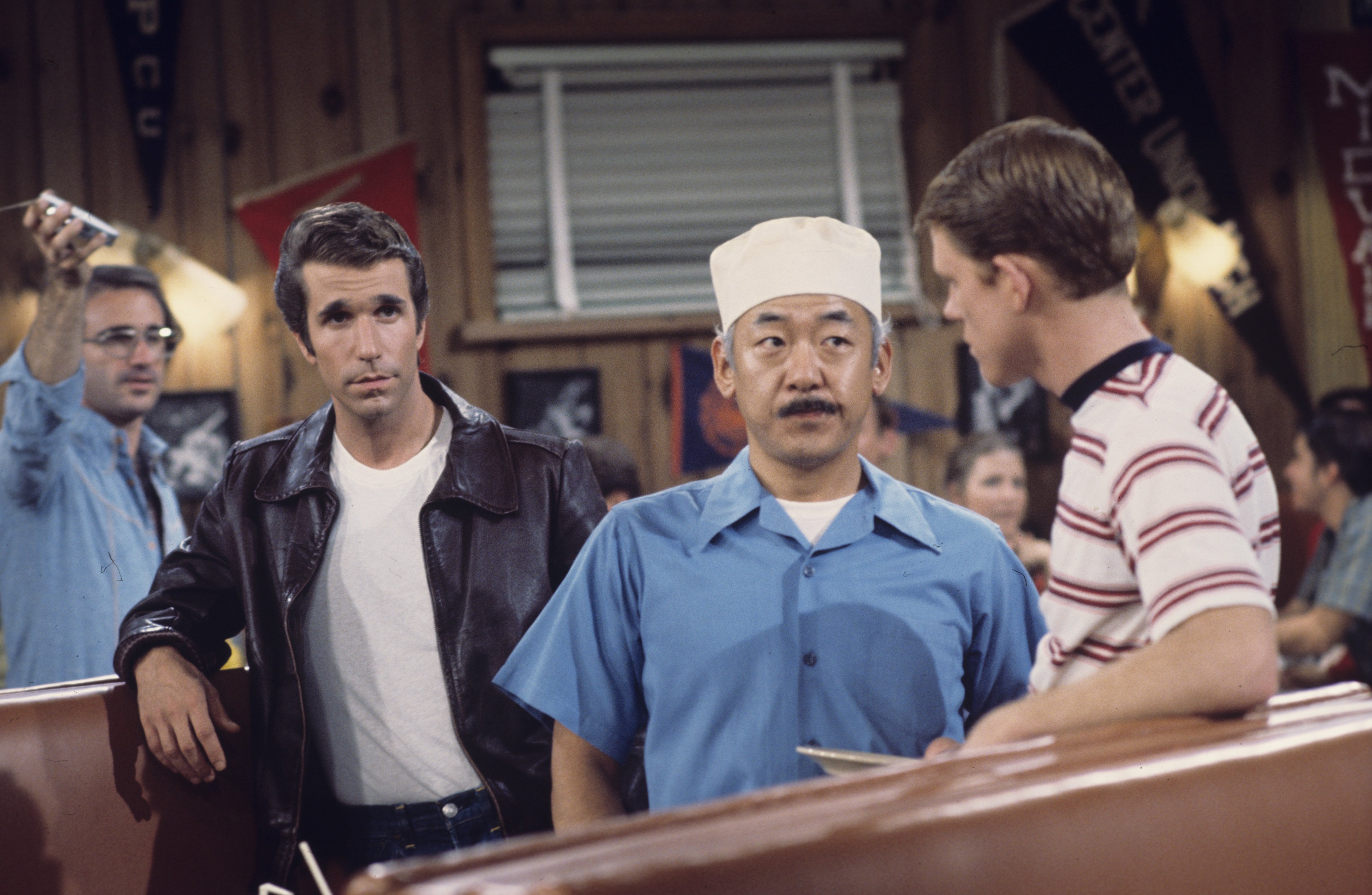 Pat Morita as Matsuo "Arnold" Takahashi alongside Henry Winkler as Fonzie in "Happy Days" on October 10, 1975. | Source: Getty Images