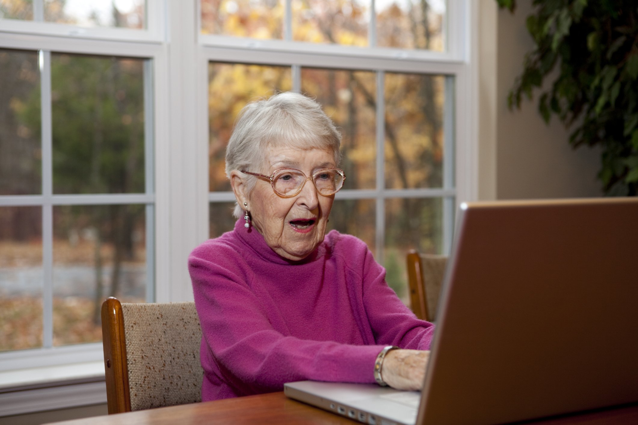 Überraschte oder geschockte ältere Frau, Großmutter am Computer | Quelle: Getty Images