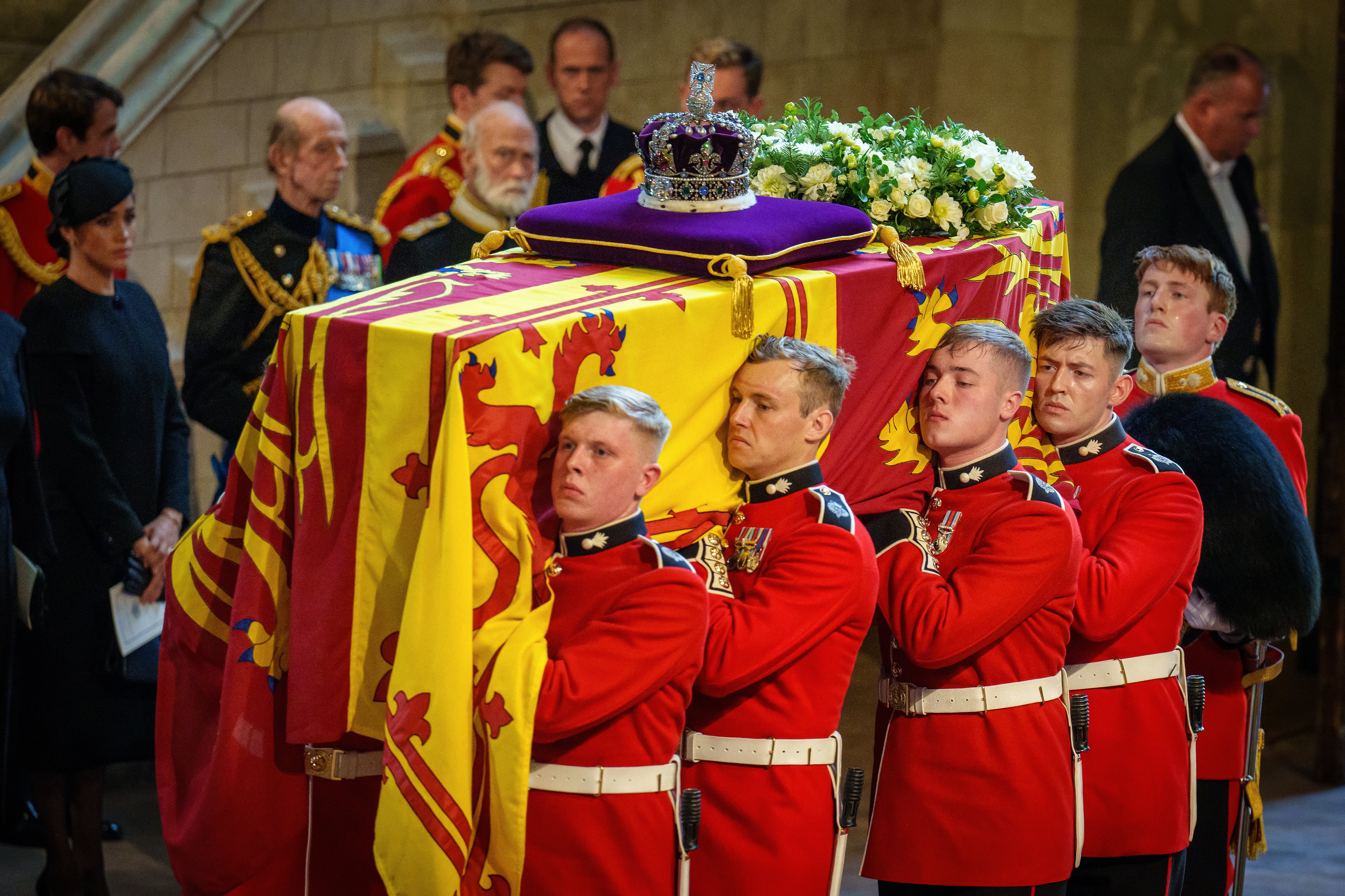 Der Sarg von Königin Elizabeth II. wird von Gardisten des 1. Bataillons der Grenadier Guards in den Palace of Westminster getragen, während der Prozession zur Aufbahrung von Königin Elizabeth II. am 14. September 2022 in London, England | Quelle: Getty Images