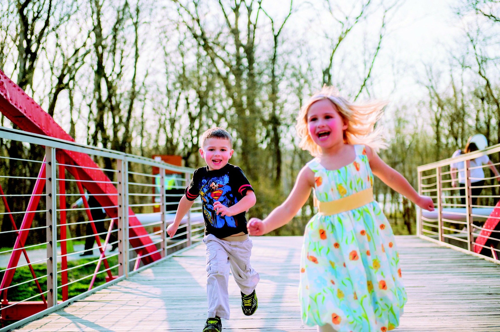 Niños corriendo felizmente. | Foto: Pixabay