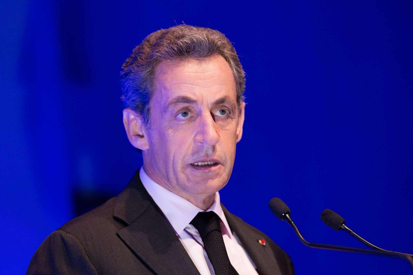 Nicolas Sarkozy prononce un discours devant 600 chefs d'entreprise lors de Planète PME à Paris, France. | Photo : Getty Images