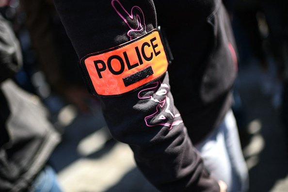 Une personne porte un brassard de police. |Photo : Getty Images
