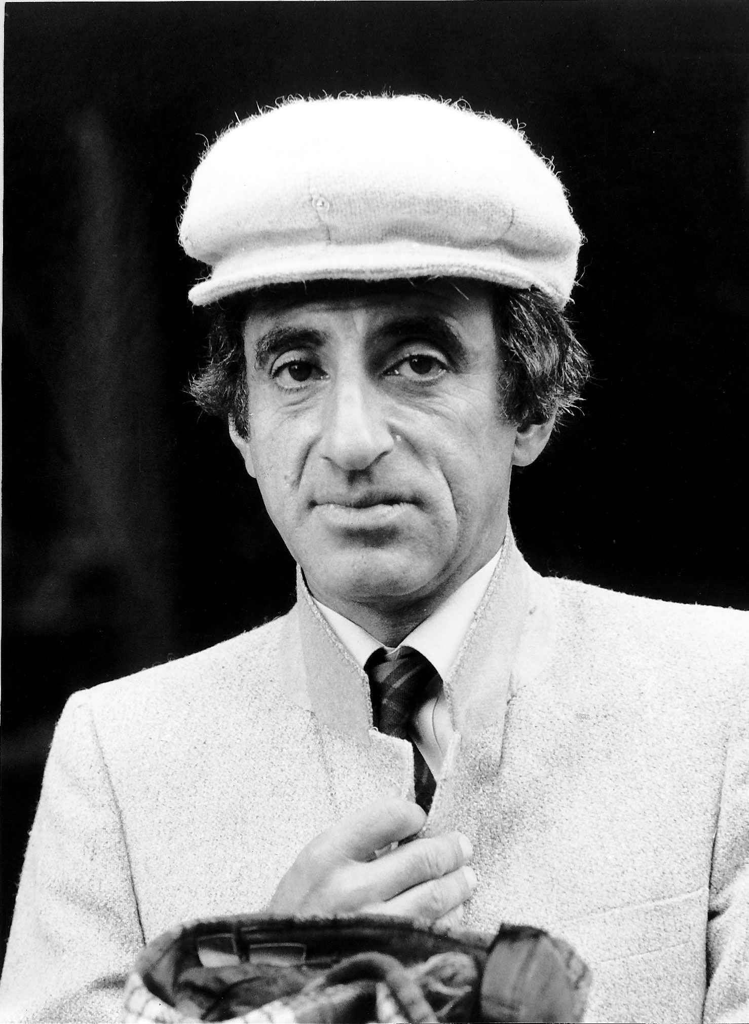 Jamie Farr as Corporal Klinger in the television series "M*A*S*H" on August 13, 1980 | Source: Getty Images