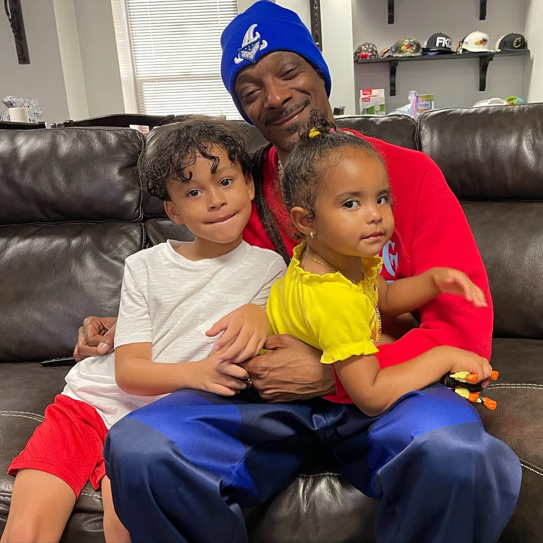 Snoop Dogg posing with his grandkids, dated July 2021 | Source: Instagram/bosslady_ent