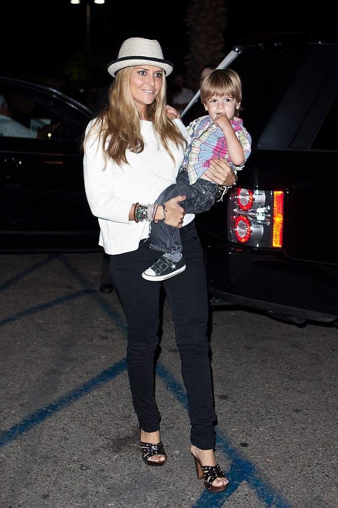 Brooke Mueller (L) and son Bob Sheen (R) arrive at Charlie Sheen's birthday with family at Buca di Beppo on September 3, 2011 | Source: Getty Images