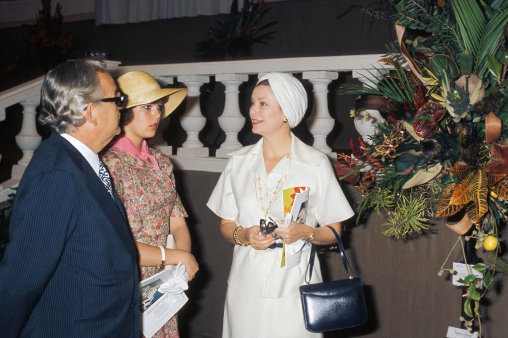 El príncipe Rainier III de Mónaco junto a su esposa Grace Kelly y su hija Caroline de Mónaco en la década de 1970. | Foto: Getty Images