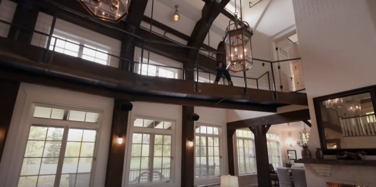 A view of the lobby room | Source: Youtube.com/CNBC Make It 