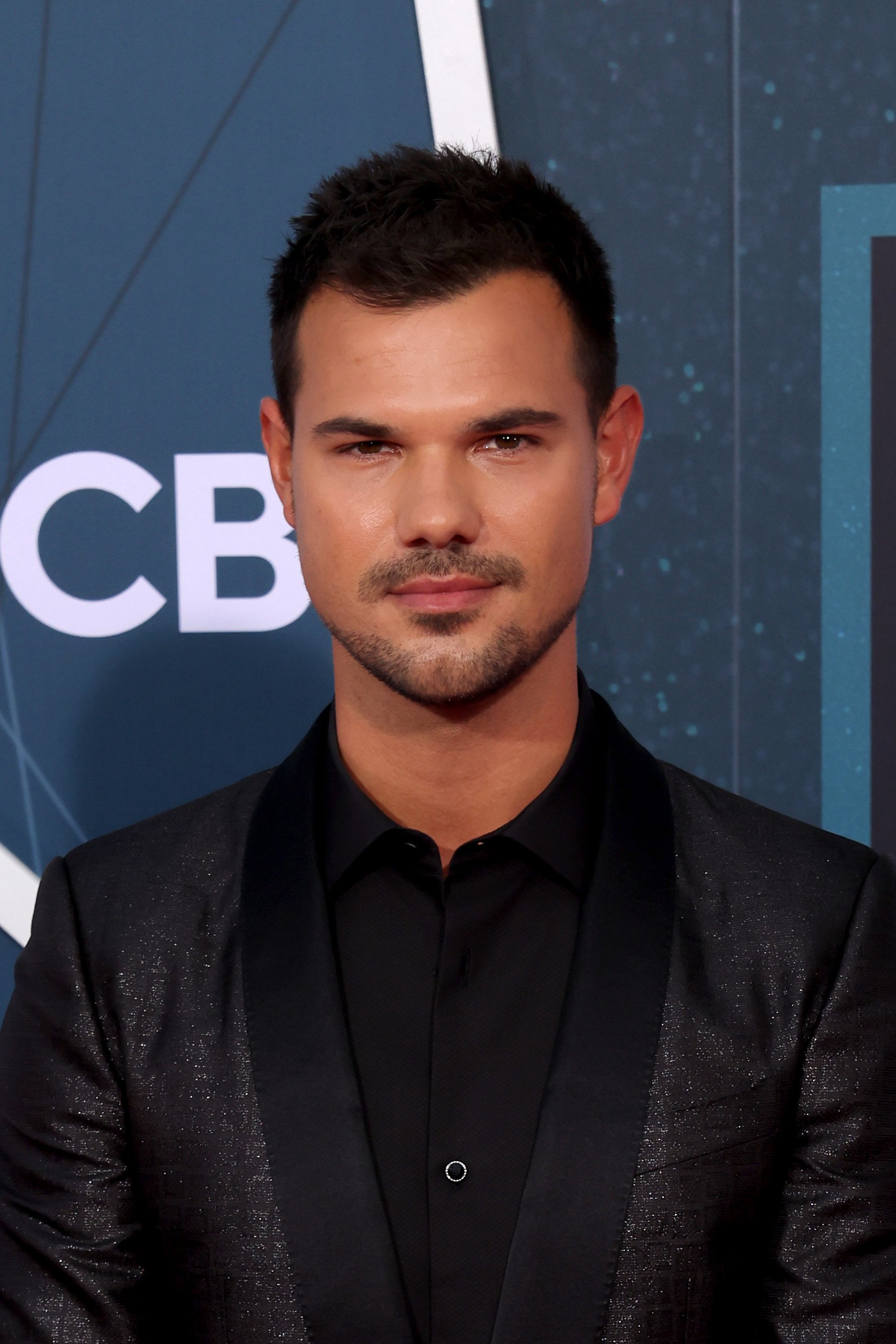 Taylor Lautner poses at the 2022 CMT Music Awards at Nashville Municipal Auditorium on April 11, 2022, in Nashville, Tennessee | Source: Getty Images