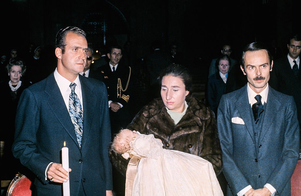 Bautizo de Alfonso, hijo de la infanta Margarita y Carlos Zurita, con Juan Carlos I como padrino, en 1973, Madrid, España. | Foto: Getty Images Bautizo de Alfonso, hijo de la infanta Margarita y Carlos Zurita, con Juan Carlos I como padrino, en 1973, Madrid, España. | Foto: Getty Images