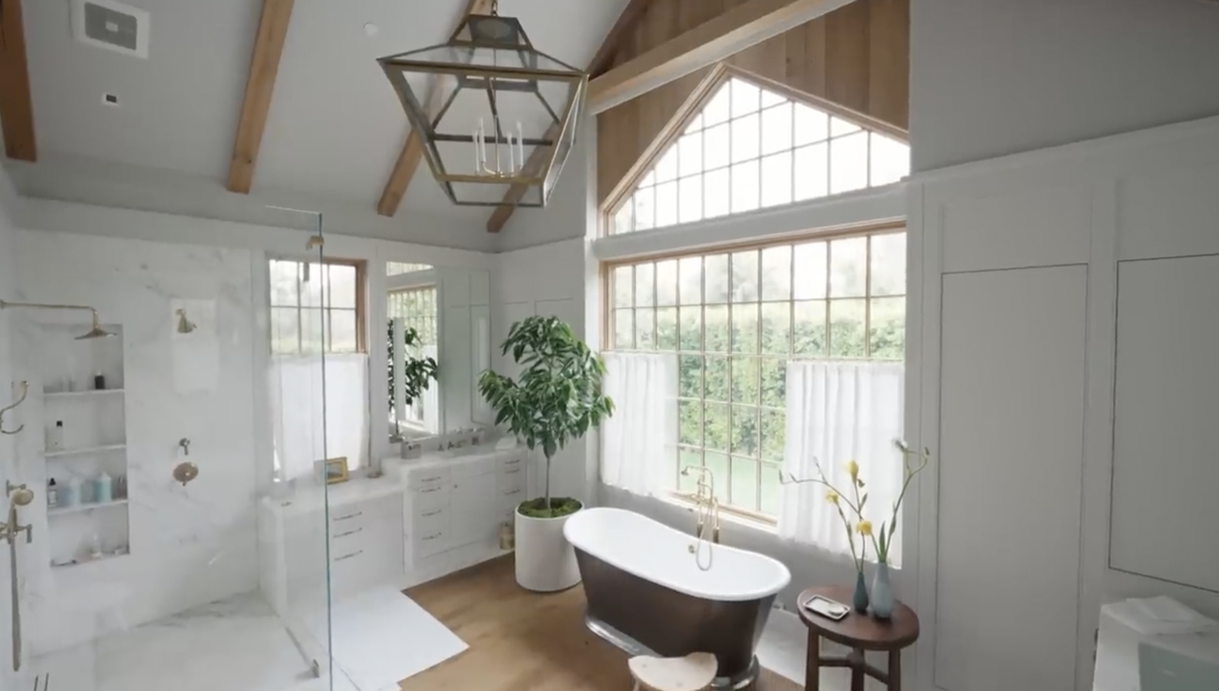 Inside Jennifer Garner's primary bathroom post dated September 3, 2024. | Source: YouTube/Architectural Digest