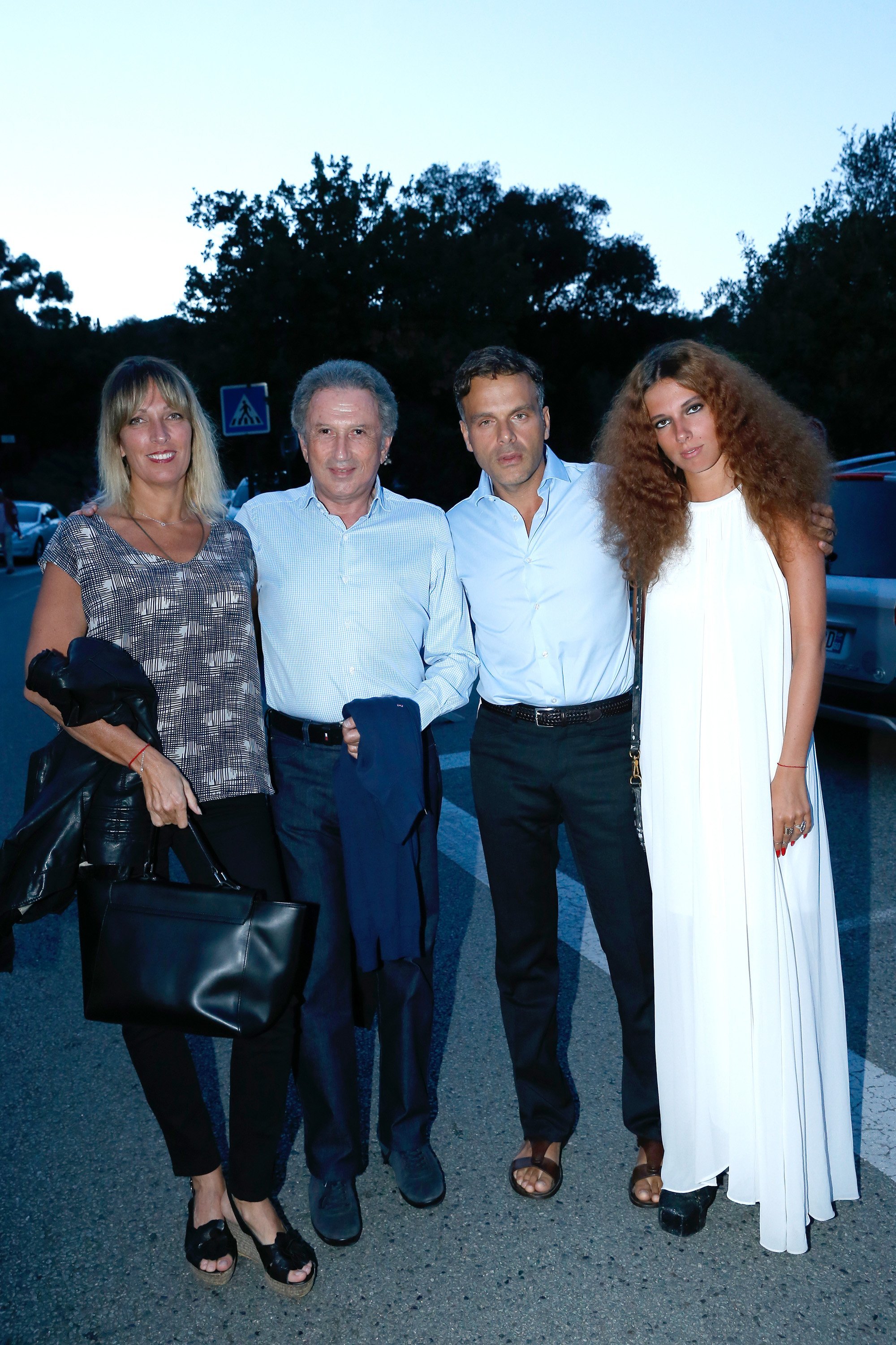 RAMATUELLE, FRANCE - 05 AOÛT : Michel Drucker, le metteur en scène Steve Suissa, sa compagne Stephanie Jarre et sa fille Rebecca Jarre assistent au 30ème Festival de Ramatuelle : Jour 5 le 5 août 2014 à Ramatuelle, France. | Photo : Getty Images