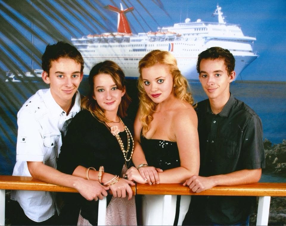 She has changed a lot since the show ended in the 2000s. Here's a photo with all her siblings posted on December 9, 2012. | Source: Facebook/Madylin Sweeten Durrie