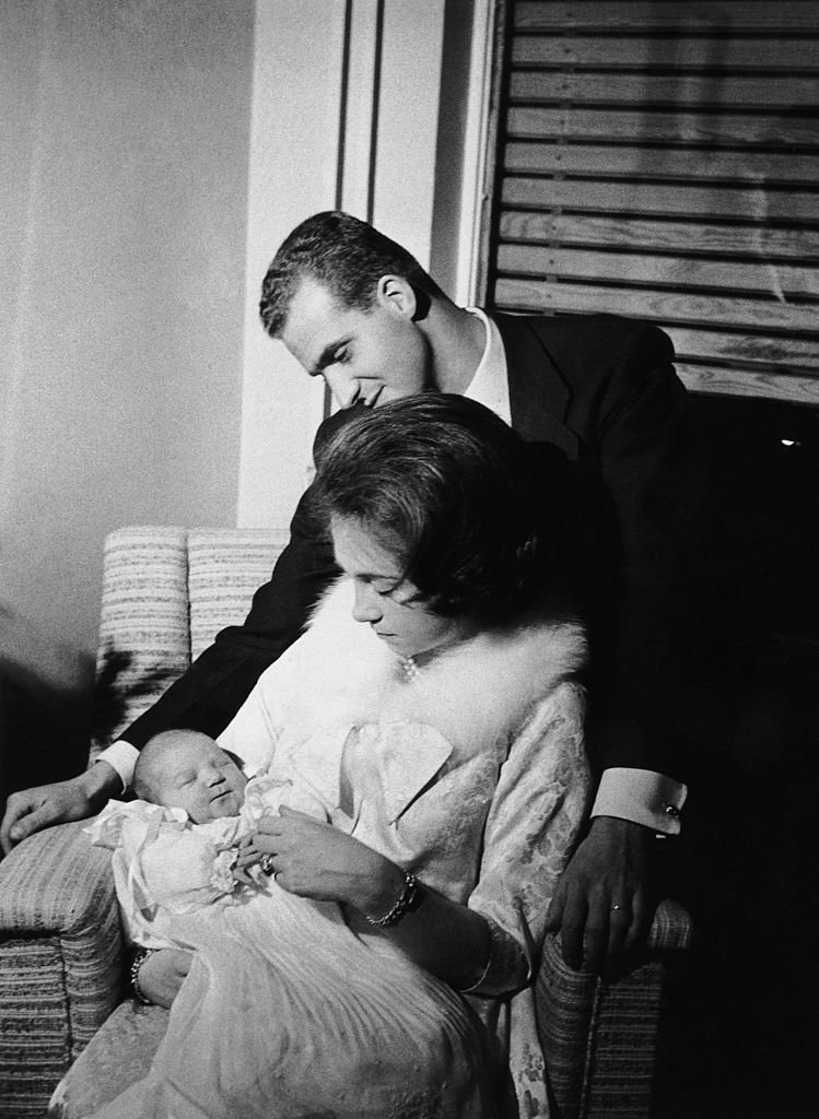 El príncipe Juan Carlos, su esposa y la recién nacida infanta Elena en 1963. | Foto: Getty Images