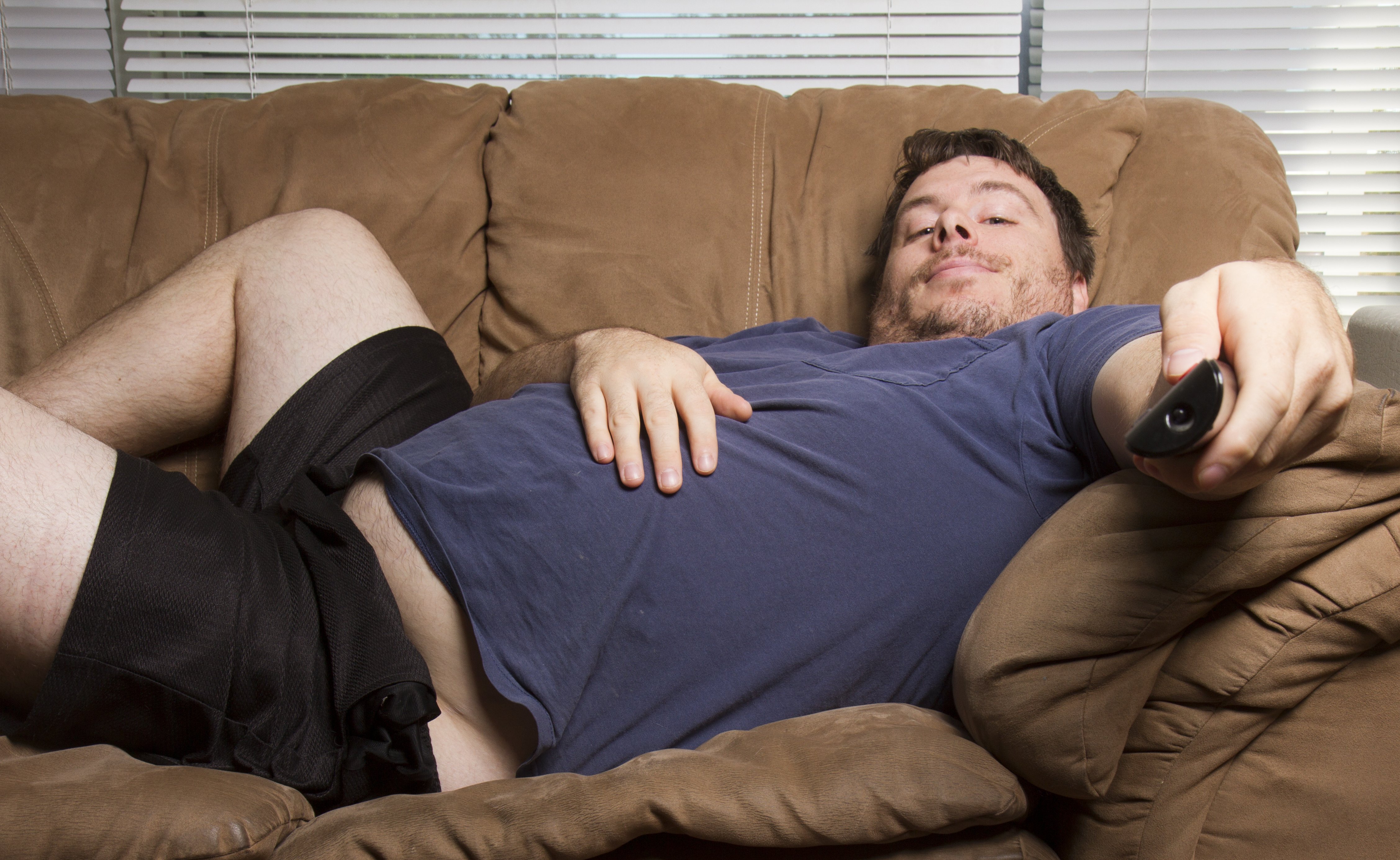 Проще лежать на диване. Ленивый человек. Мужчина на диване. Муж лежит на диване. Парень лежит на диване.