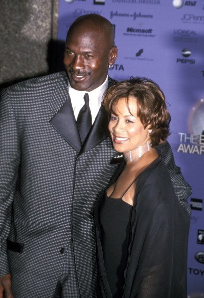 El jugador de baloncesto Michael Jordan y su esposa Juanita Vanoy en los "2000 Essence Awards", el 14 de abril de 2000. | Foto: Getty Images