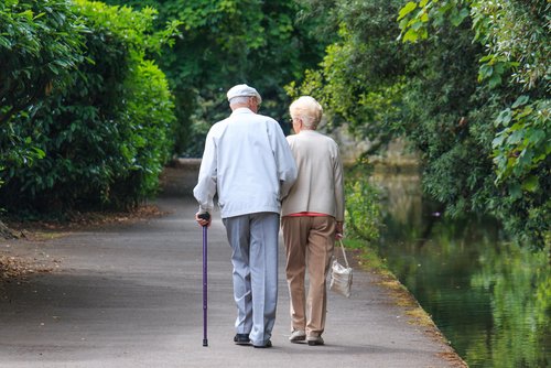 Altes Paar läuft Arm in Arm | Quelle: Shutterstock