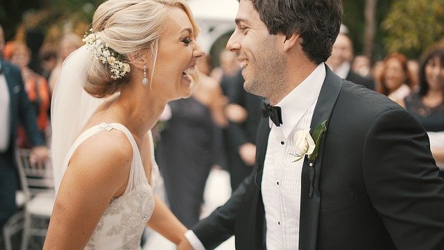 Braut und Bräutigam lächeln sich am Hochzeitstag an | Quelle: Pixabay