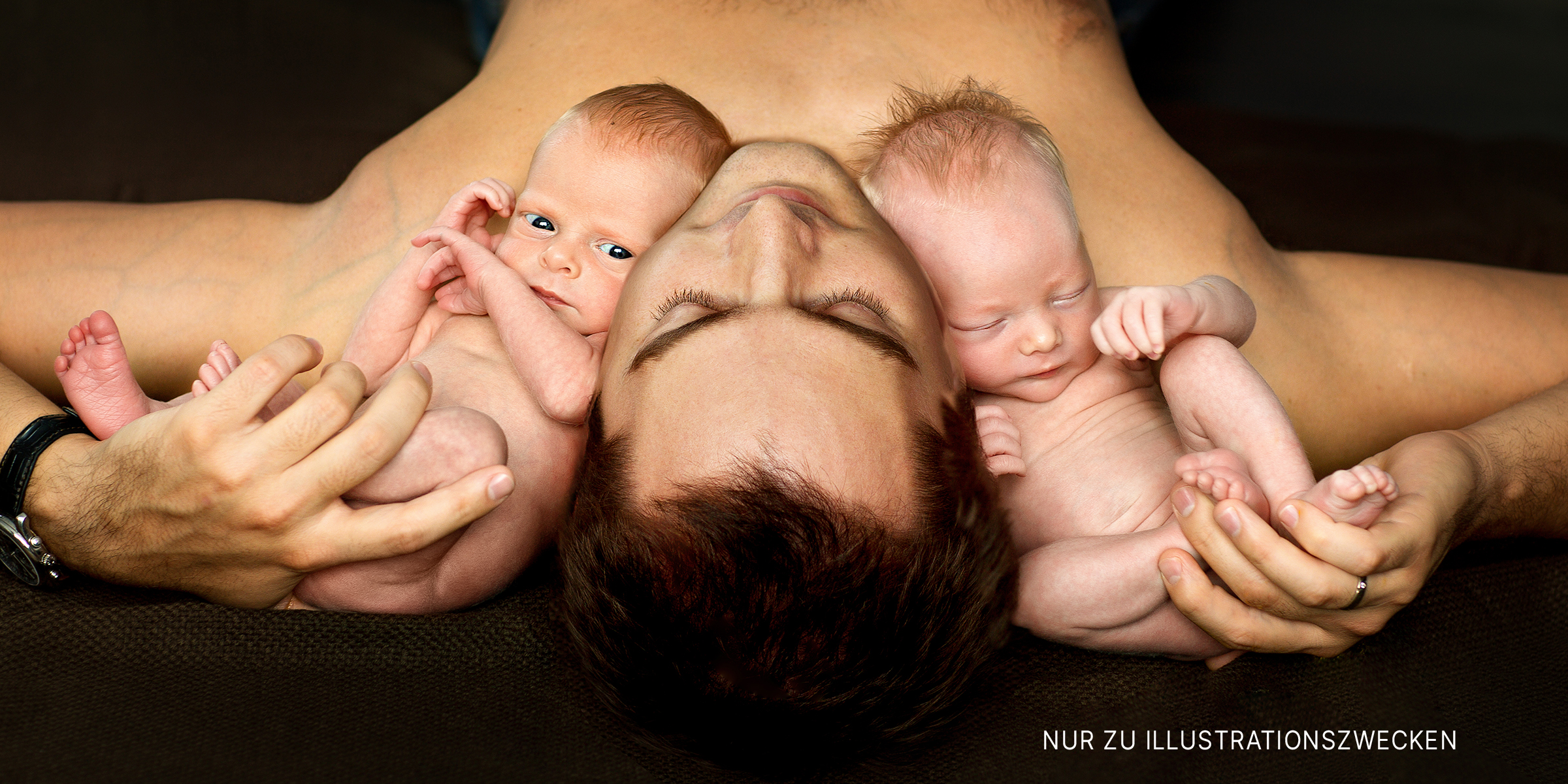 Mann mit zwei Säuglingen. | Quelle: Shutterstock