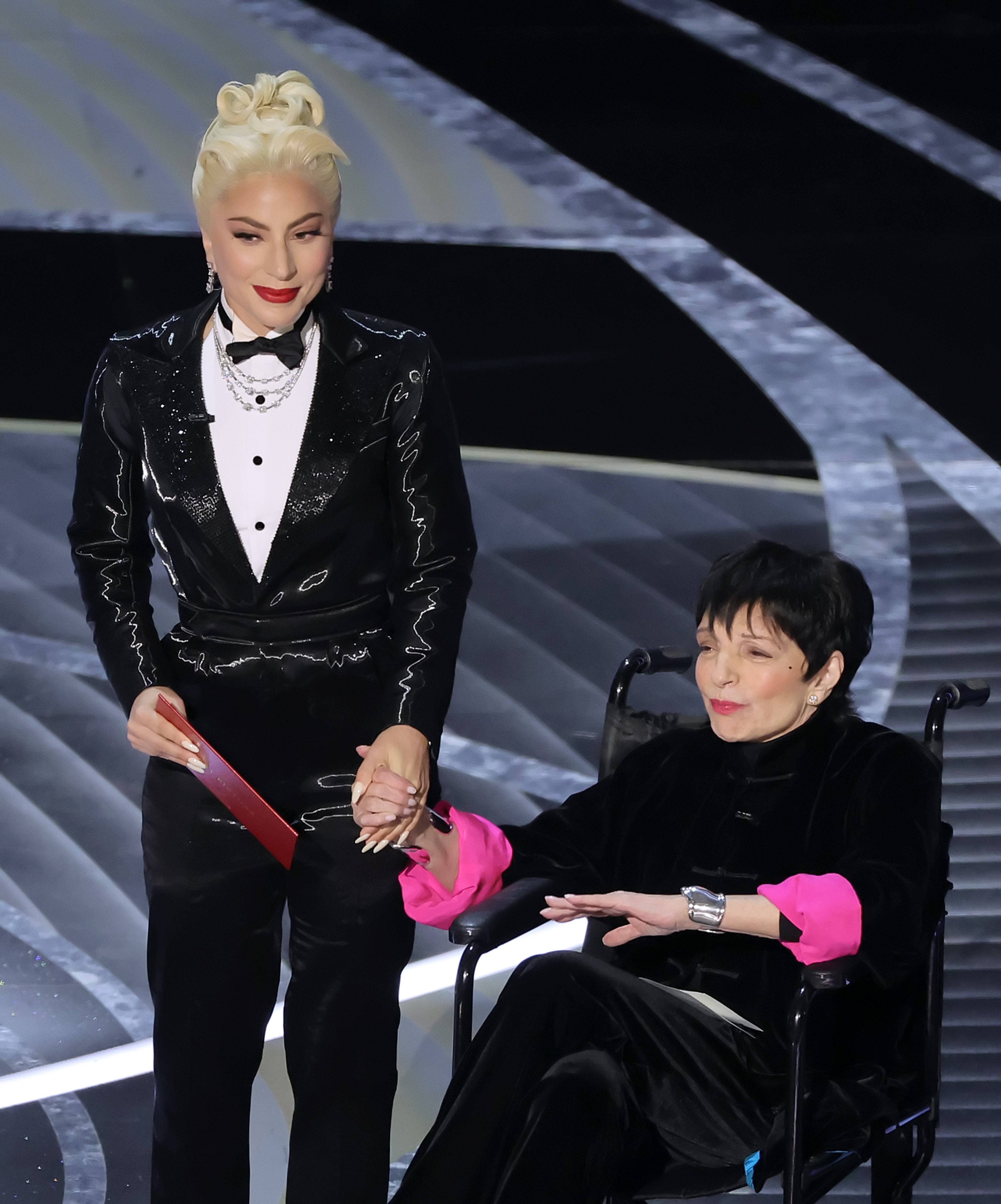 Lady Gaga ve Liza Minnelli, 27 Mart 2022'de Kaliforniya'da düzenlenen 94. Yıllık Akademi Ödülleri'nde sunum yapıyor |  Kaynak: Getty Images