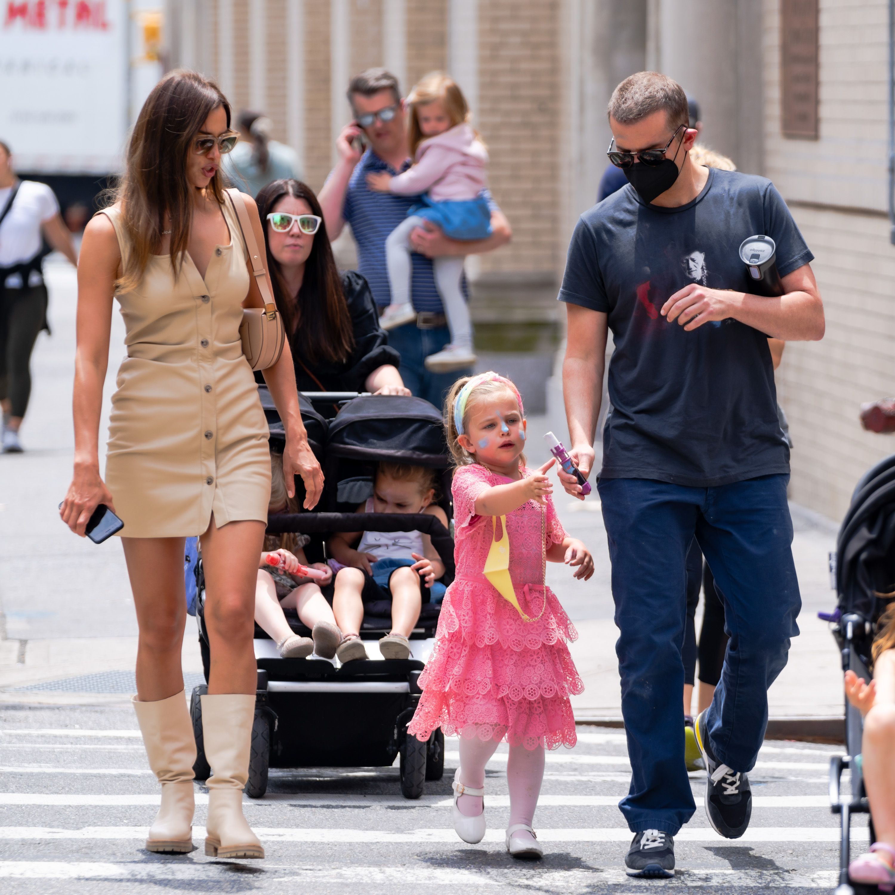 Irina Shayk, and Bradley Cooper with their daughter Lea Cooper in New York in 2021 | Source: Getty Images