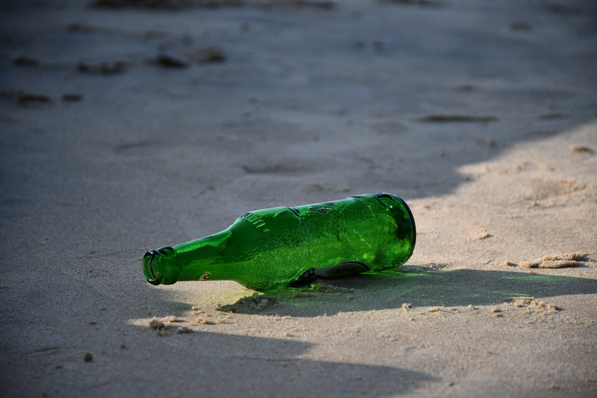 OP spots an empty beer bottle outside her suite | Photo: Pixabay