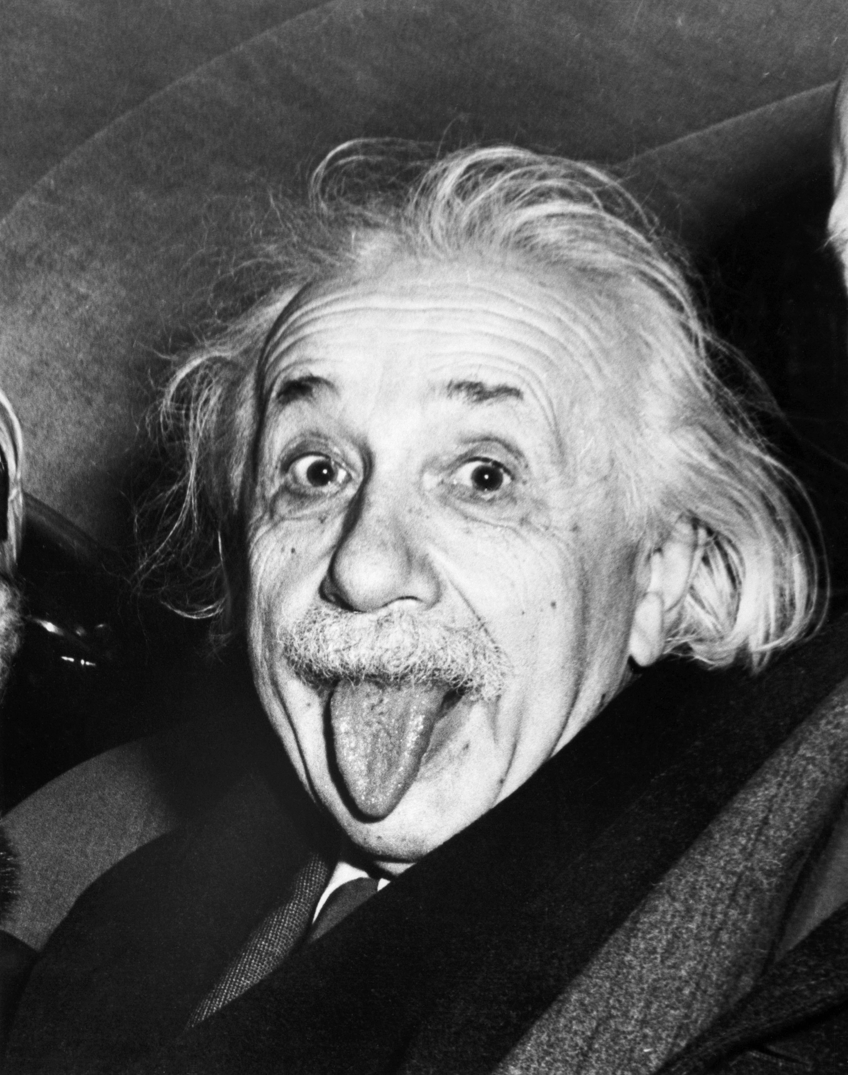 Albert Einstein sticks out his tongue when asked by photographers to smile on the occasion of his 72nd birthday on March 14, 1951. | Quelle: Getty Images