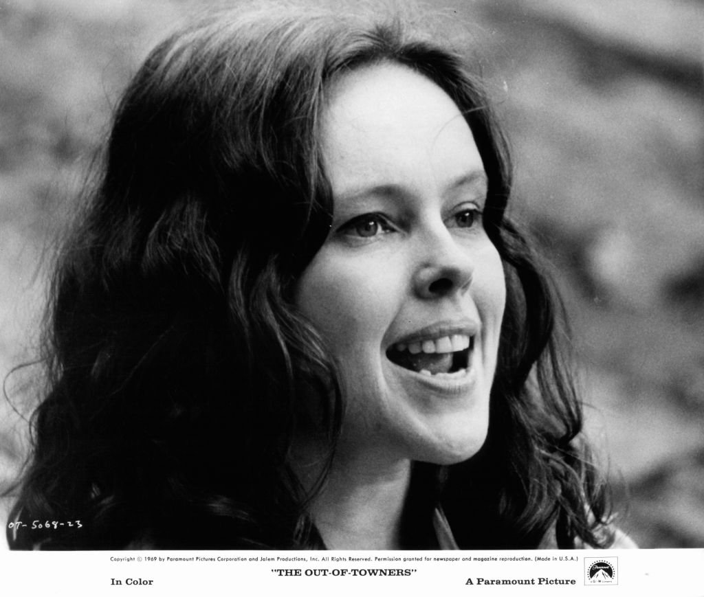 Sandy Dennis talking in a scene from the film 'The Out Of Towners', circa 1970. | Photo: Getty Images
