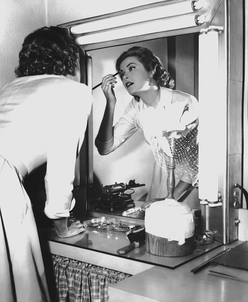 L'actrice Grace Kelly se maquillant en 1954. | Photo : Getty Images