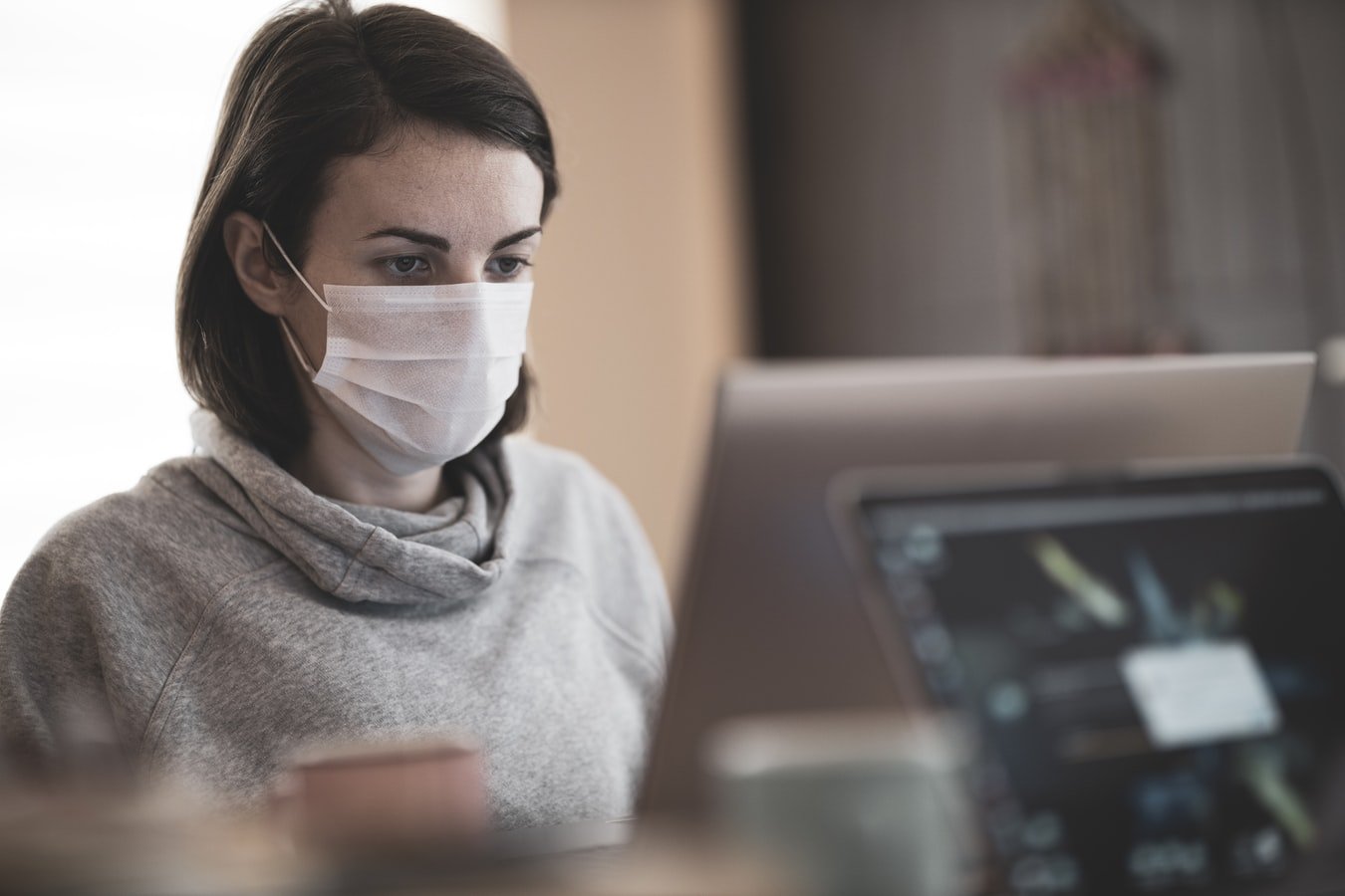 Une jeune femme portant un masque. l Source : Unsplash