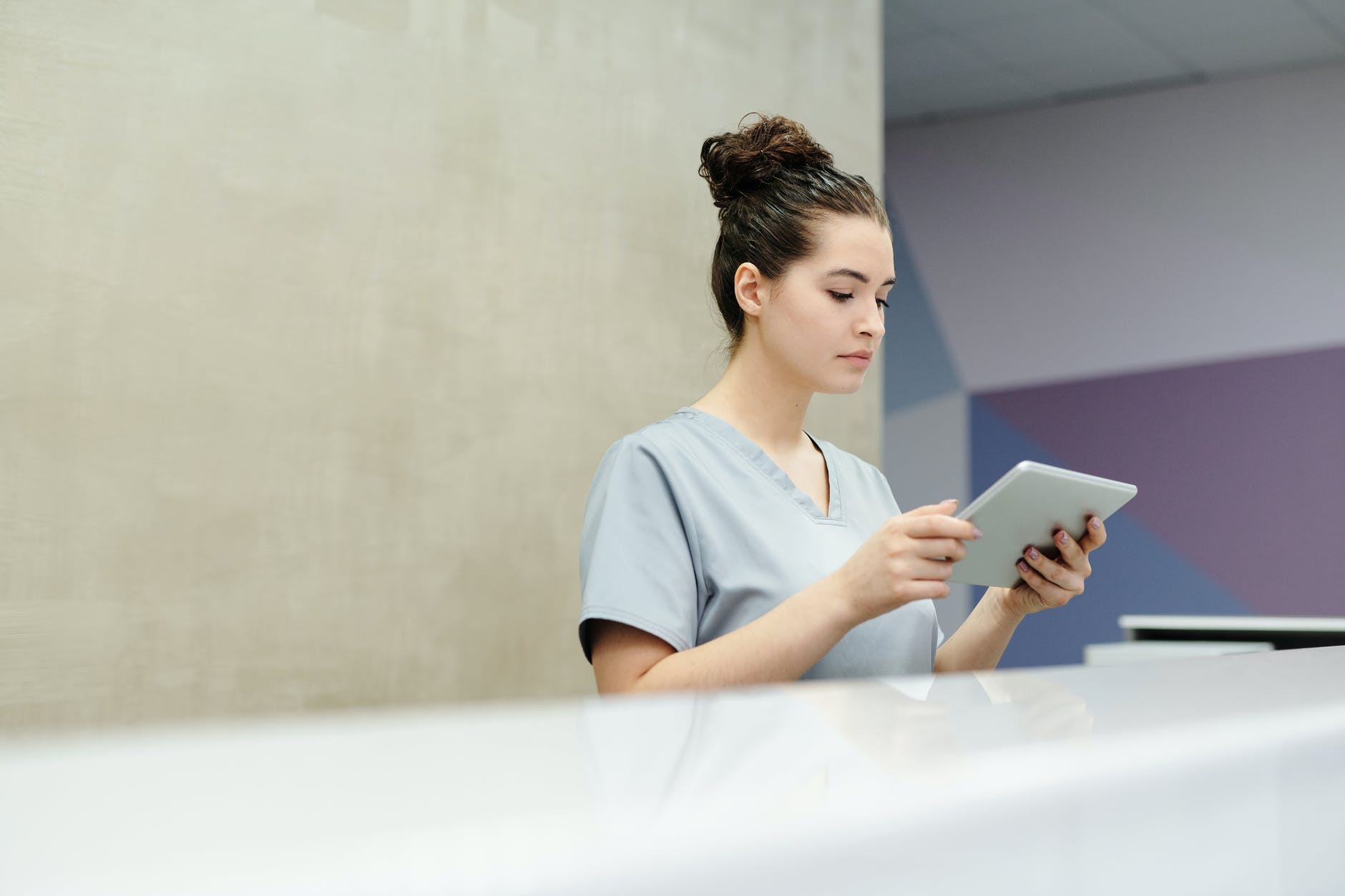 Enfermera leyendo indicaciones. | Foto: Pexels