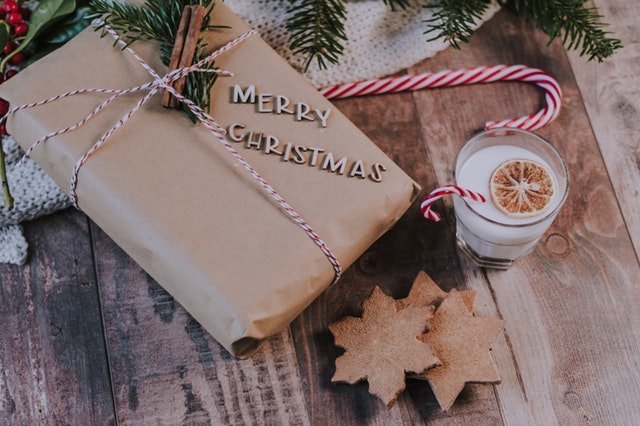 Christmas present and glass of milk | Source: Pexels