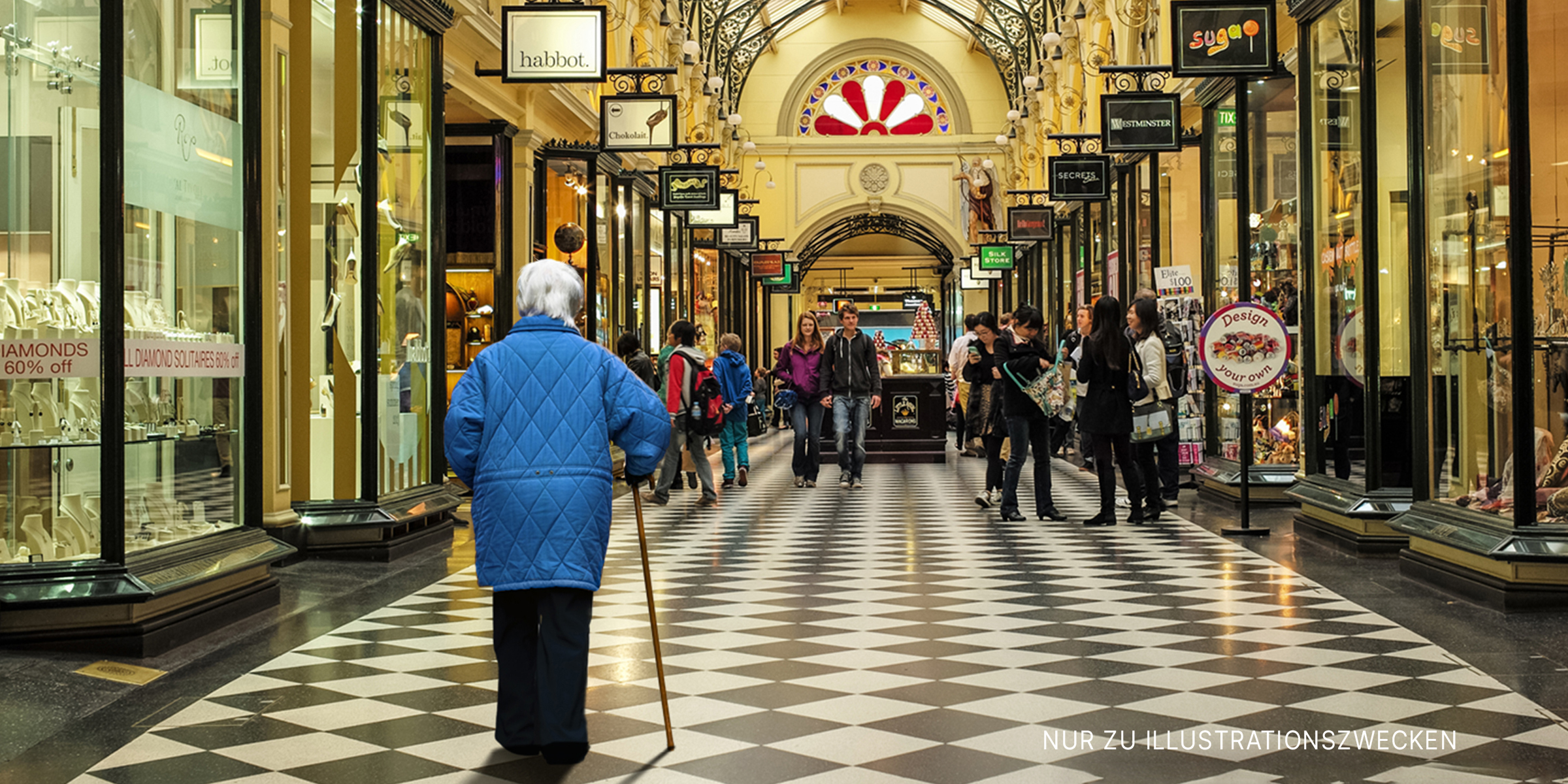 Ältere Frau geht mit einem Stock in einem Kaufhaus spazieren | Quelle: Getty Images