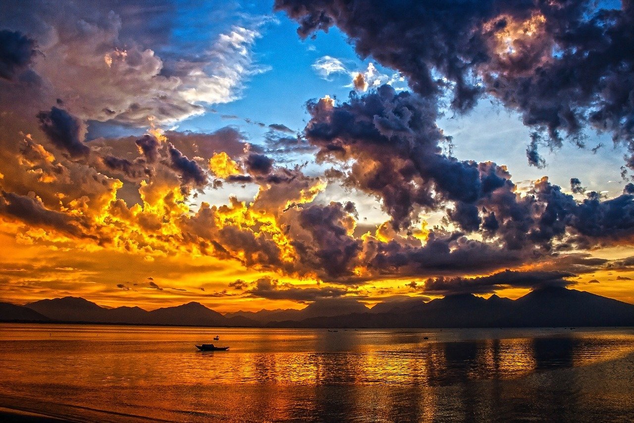A beautiful sunset by the beach. | Source: Pixabay.com