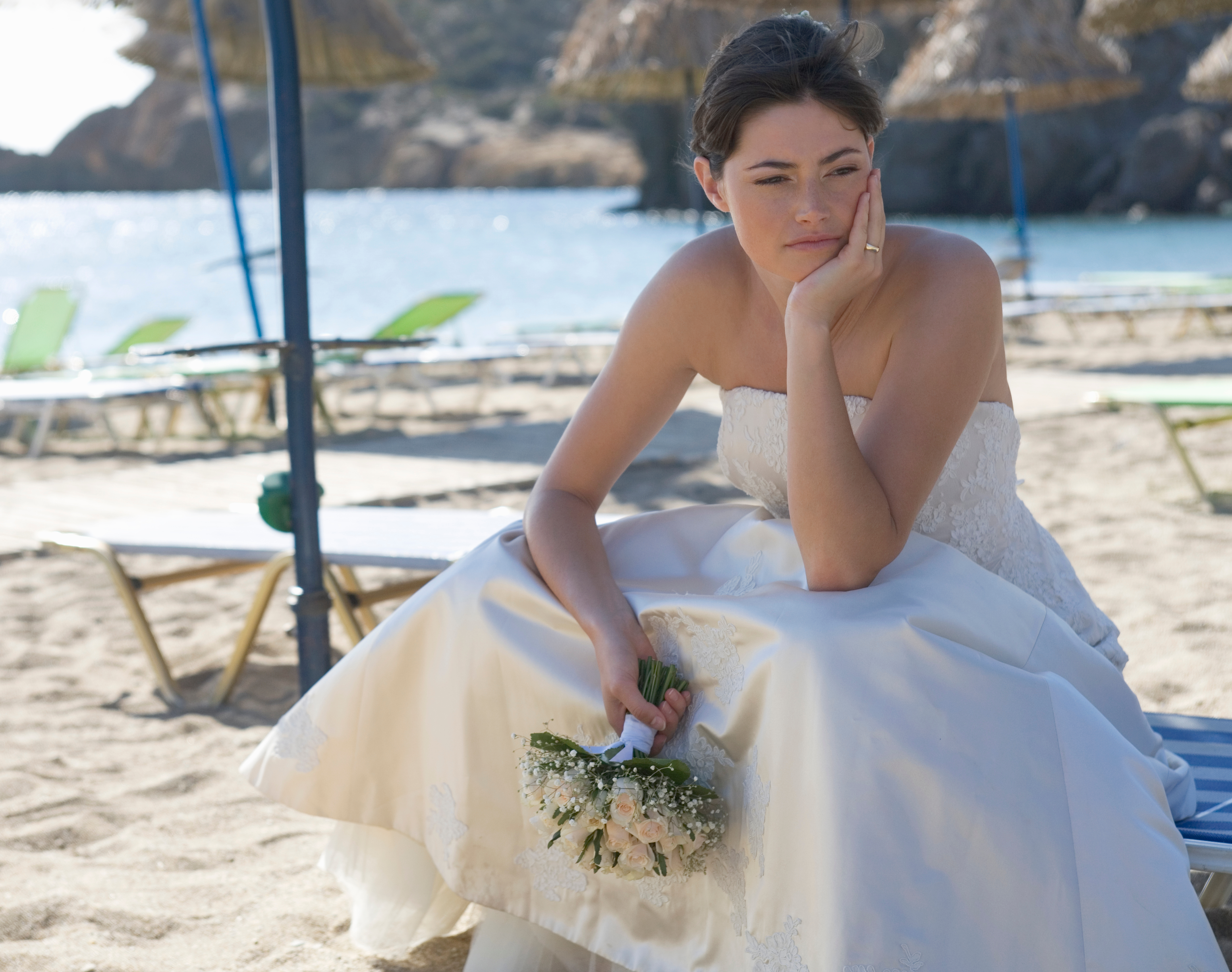 An image of a bride looking forlorn and disappointed on her special day | Source: Shutterstock