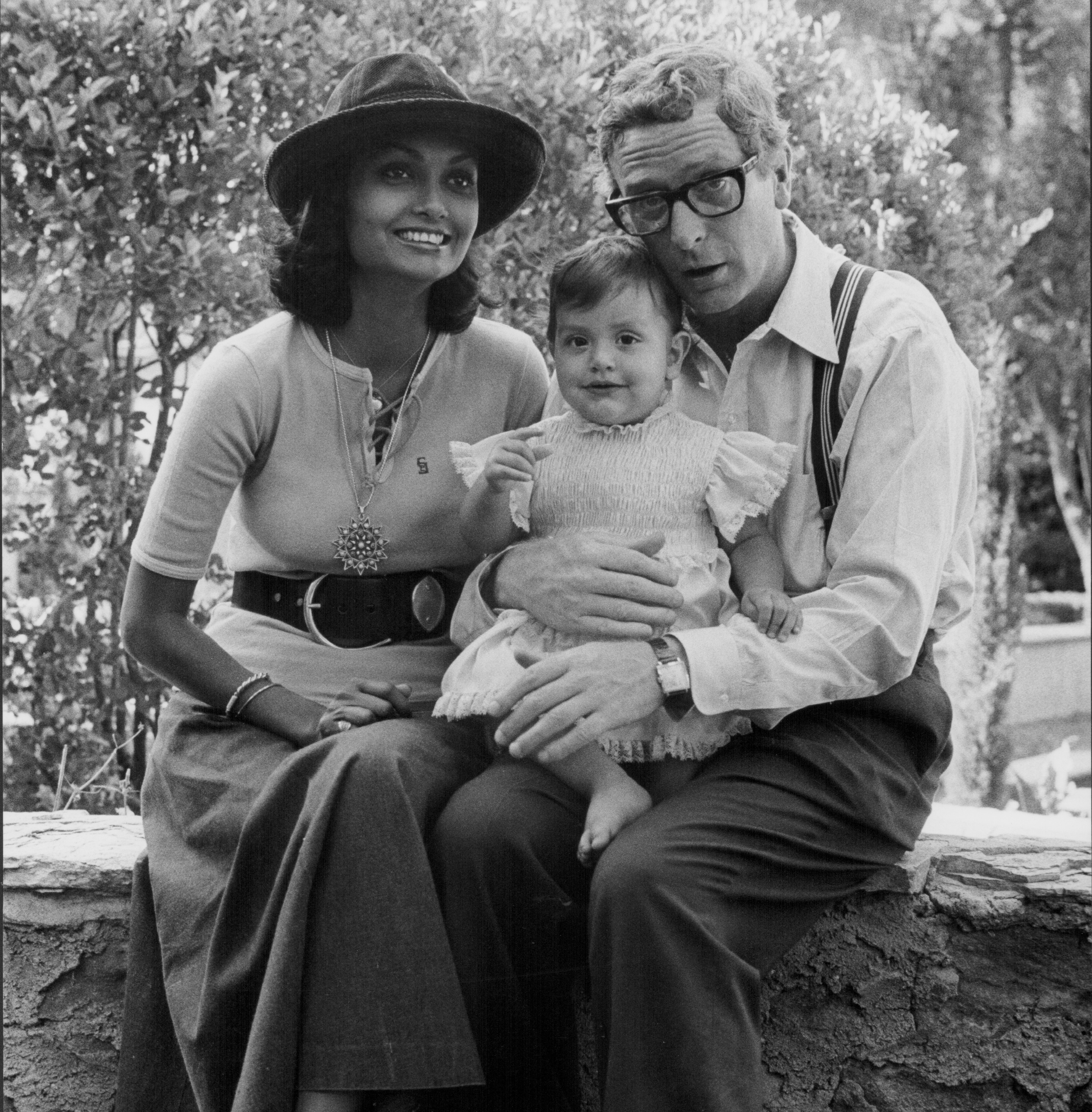 Actor Michael Caine with his wife Shakira Caine and their baby, behind the scenes of the movie "Peeper," circa 1976. | Source: Getty Images