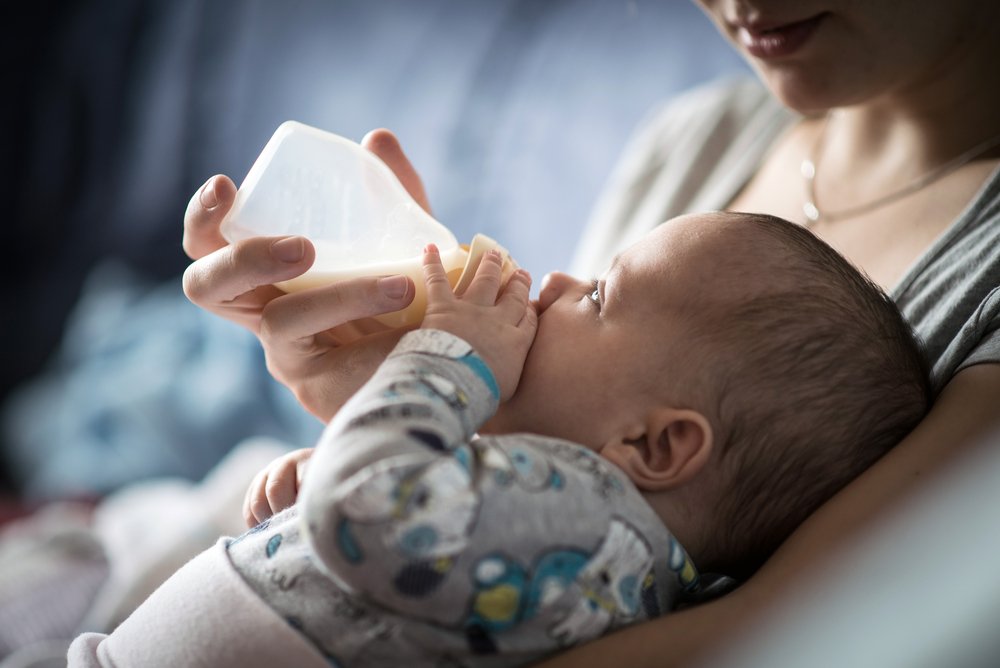 Madre alimentando a su bebé con un biberón. | Foto: Shutterstock