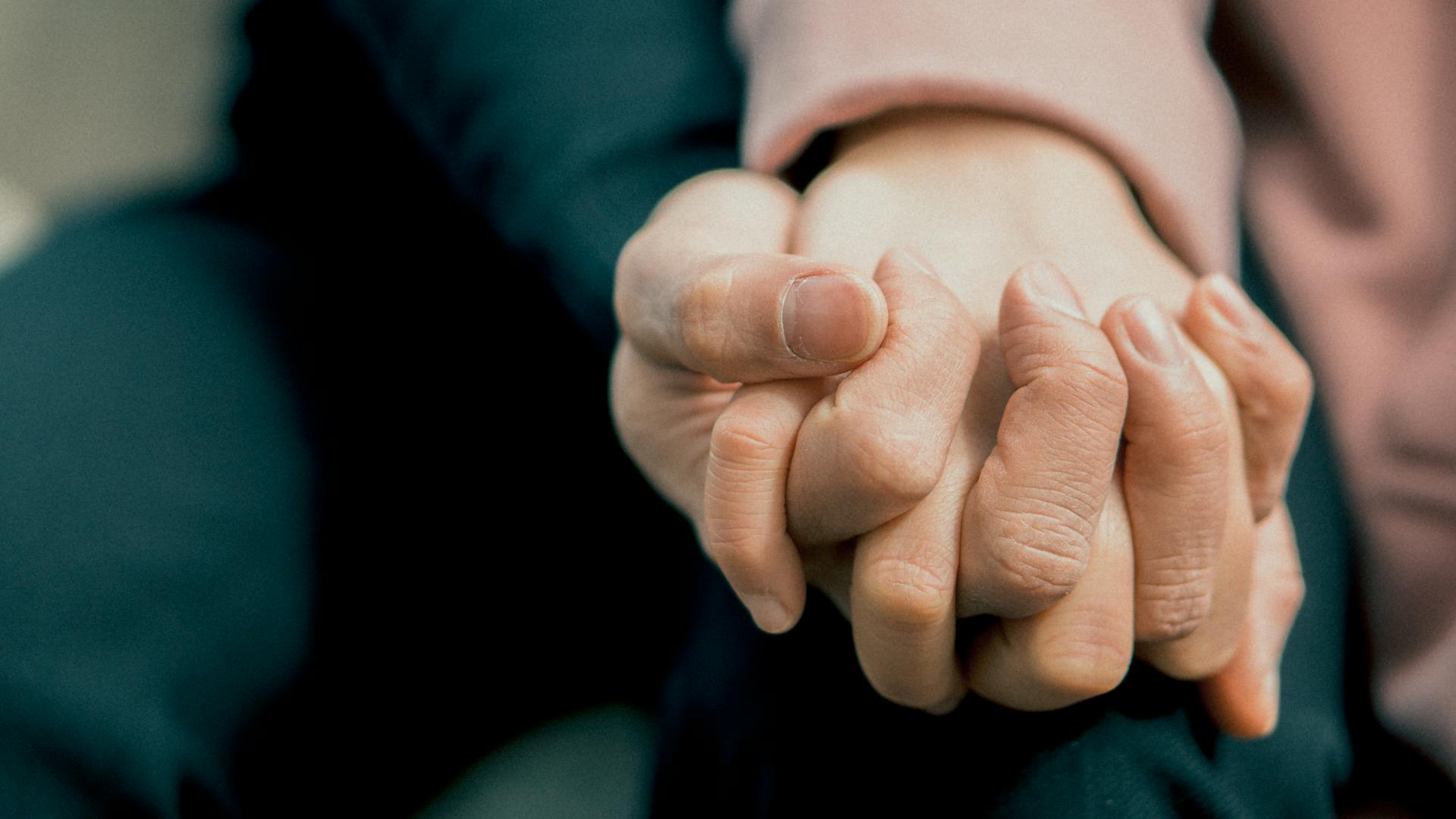 Two people holding hands | Source: Pexels