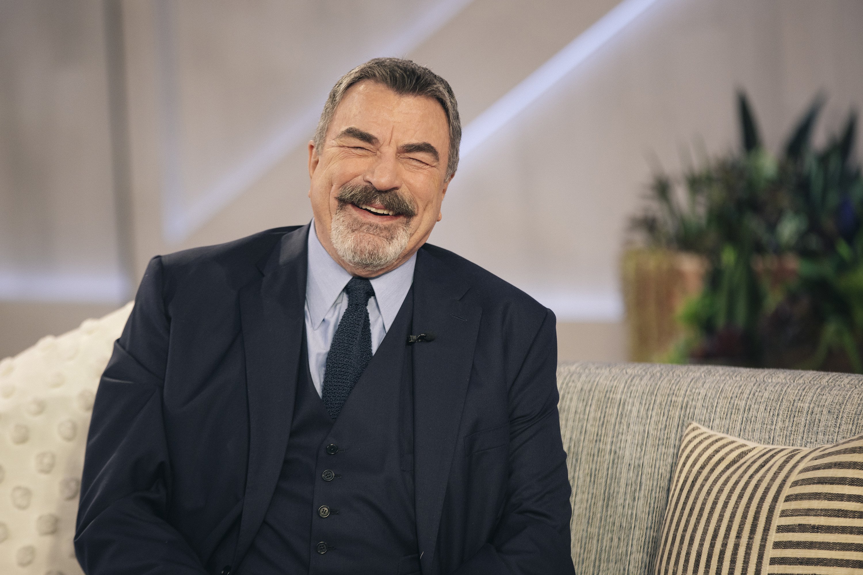 Tom Selleck in der "Kelly Clarkson Show". | Quelle: Getty Images