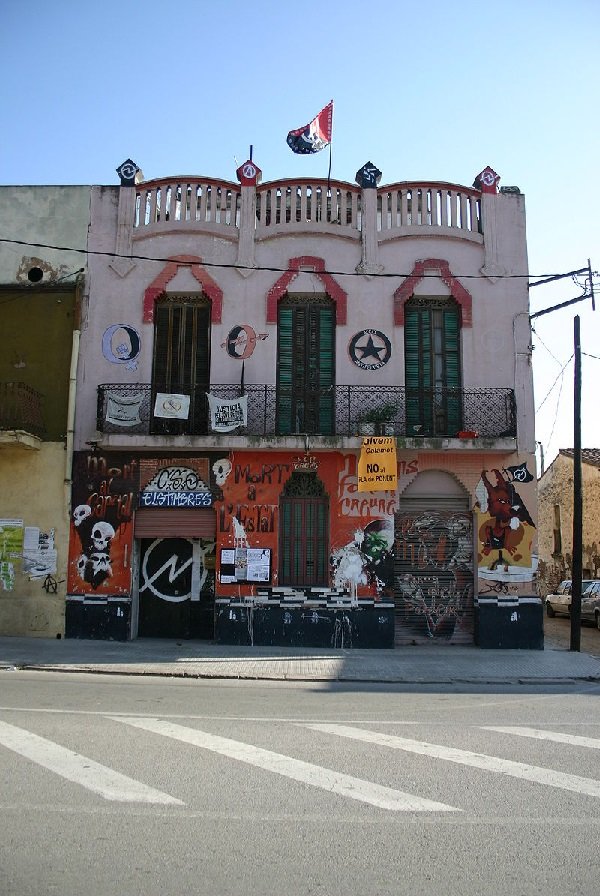 Casa “okupada” en Villa de Cans, Cataluña. | Foto: Wikipedia