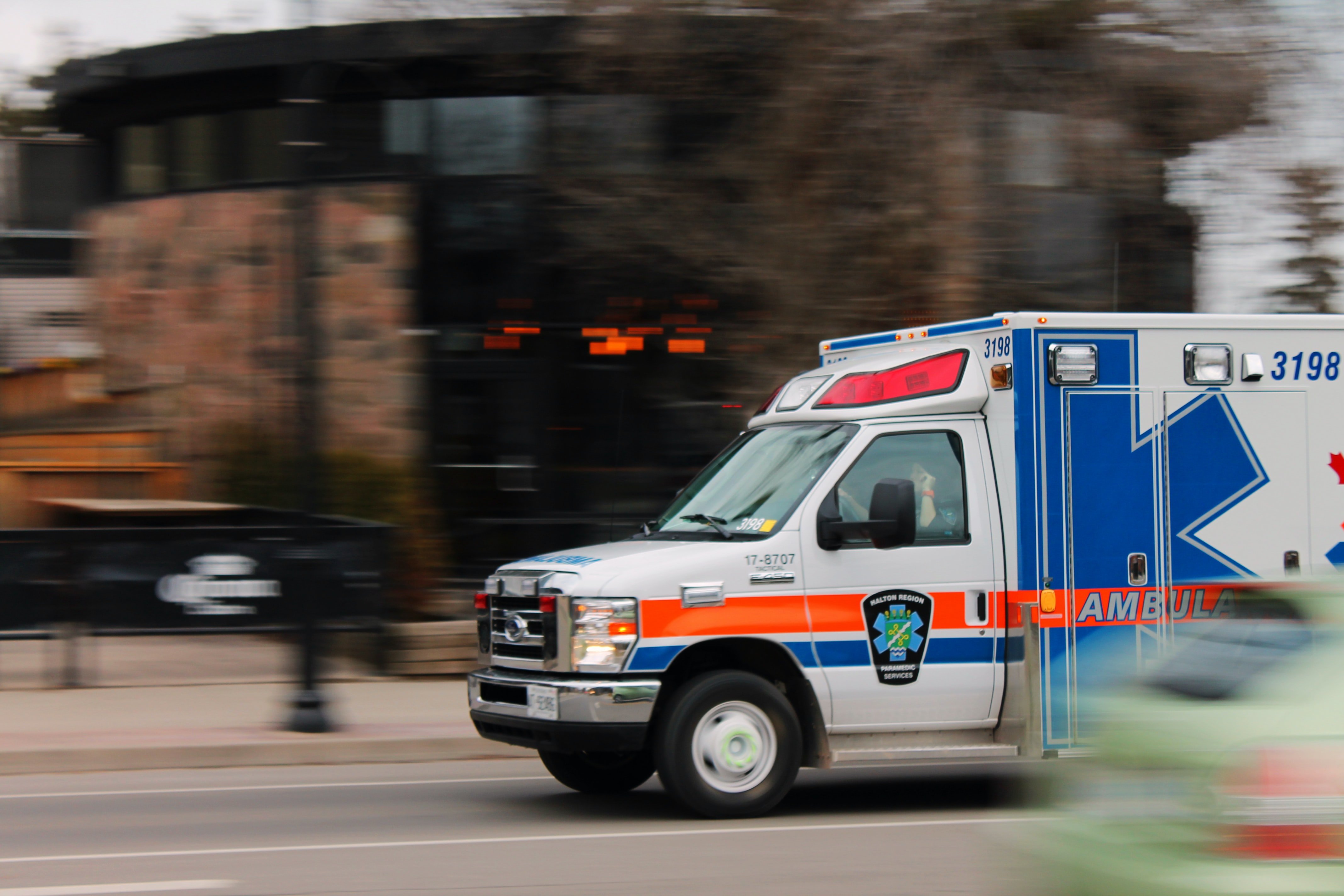 Una ambulancia transitando a través de una avenida. | Foto: Unsplash