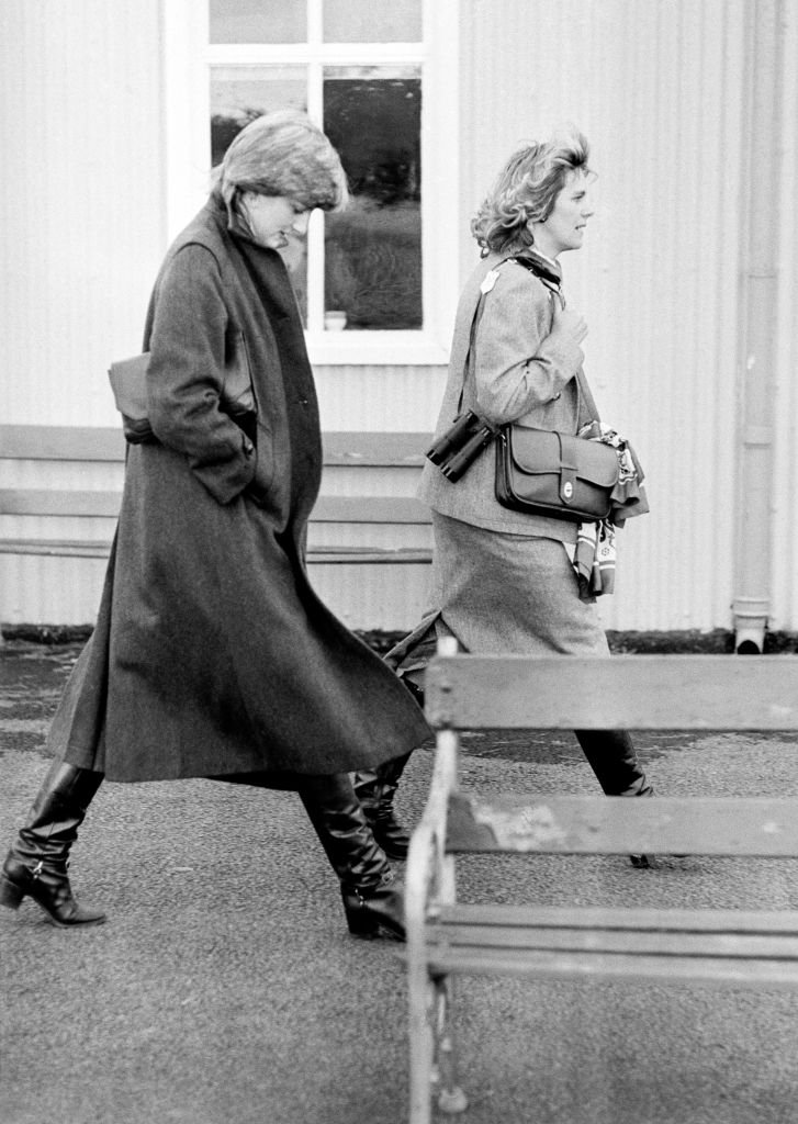 Camilla Parker-Bowles (links) und Lady Diana Spencer (spätere Prinzessin von Wales) auf der Pferderennbahn in Ludlow, wo der Prinz an einem Wettbewerb teilnahm. | Quelle: Getty Images 