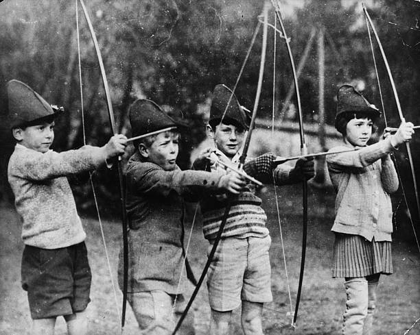 Un photo d'enfant du prince Philip et ses camarade de classe de l'école américaine de Paris | Photo : Getty Image