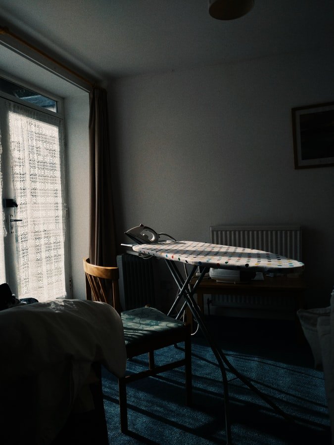 Un fer et une table à repasser. l Source : Unsplash